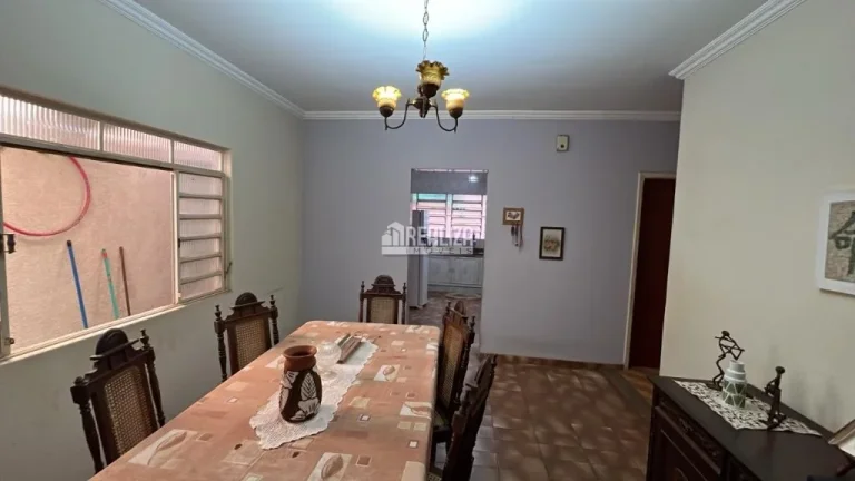 Imagem Casa ampla de 2 andares, próxima à Avenida Guilherme Ferreira, com 3 quartos incluindo 1 suíte