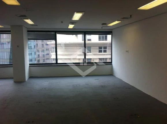 Imagem Sala Comercial de 107m² com 4 Vagas na Av. Rio Branco, Centro-