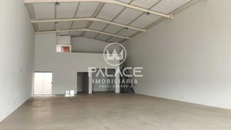 Imagem .Barracão excelente localização com 271,75 m²
 Salão comercial 
 02 banheiros social,;
 Cozinh...