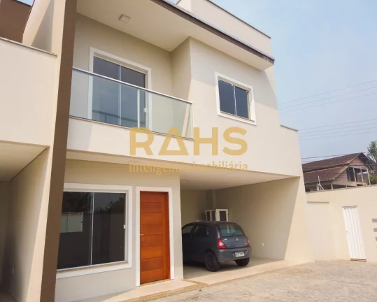 Imagem Apresentamos um sobrado geminado localizado em um condomínio fechado, em uma rua tranquila no bairr...