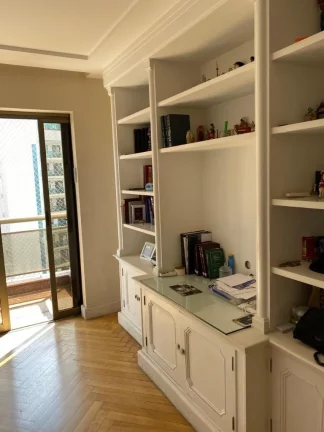 Imagem Luxuoso apartamento de 5 quartos e 4 suítes em Higienópolis, São Paulo-SP: 5 banheiros, 5 vagas de garagem e 450m² de área.