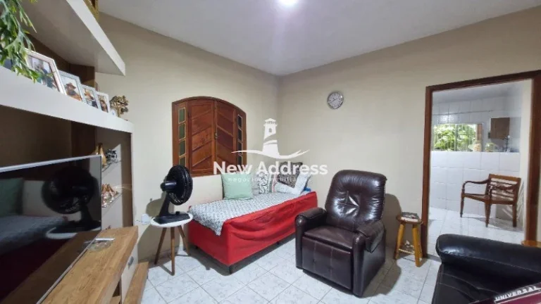 Imagem Duas casas com ponto comercial em terreno de 335m² em Rosa da Penha. Amplas, bem cuidadas e com estrutura para kitnets. Ideal para morar ou investir.