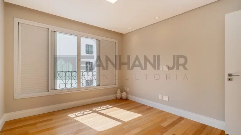 Imagem Venha se encantar com este apartamento de 130m² totalmente reformado, localizado no coração da Vila Nova Conceição. Com 2 quartos, sendo 1 suíte, es