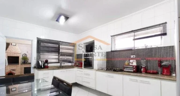 Imagem Sobrado com 250 m² de área construída, composta por 3 dormitórios, sendo 2 suítes, sala ampla, ...