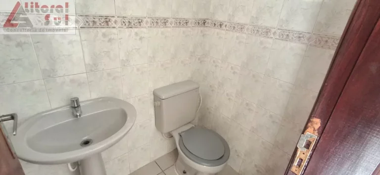 Imagem Galpão Comercial para Venda ou Locação em Praia Grande-SP, Bairro Caiçara: 1 Sala, 1 Banheiro, 64m² de Área.