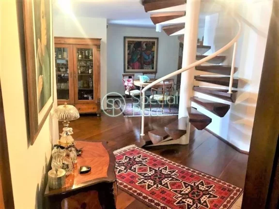 Imagem Apartamento Duplex Primeiro Piso - Amplo living com lareira e terraço, sala de jantar, sala de tv, ...