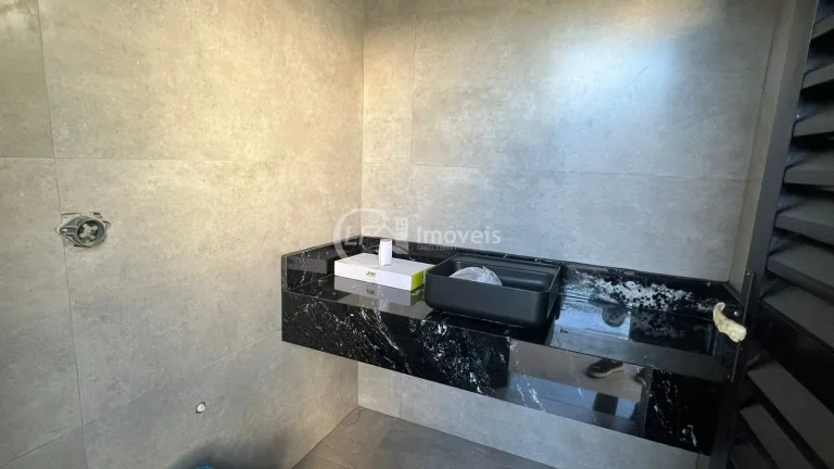 Imagem Imperdível oportunidade! Casa à venda em Alphaville Campo Grande-MS com 3 quartos, 3 suítes, 3 salas e 330m². Confira!