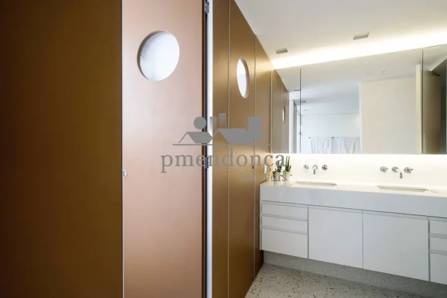 Imagem Lindo apartamento reformado com 1 suíte e 2 vagas, 140m².3