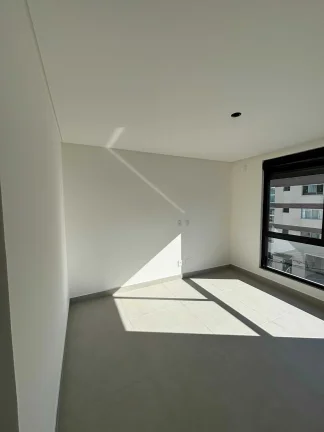 Imagem Sobrado triplex com 3 suítes e 4 vagas de garagem no bairro Ariribá em Balneário Camboriú/SC