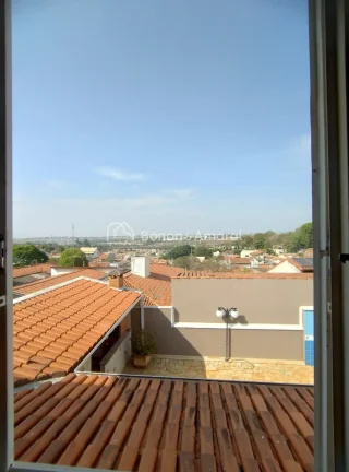 Imagem Casa com 3 Suítes confortáveis com armários embutidos e uma das suites tem banheira;
2 Salas de e...