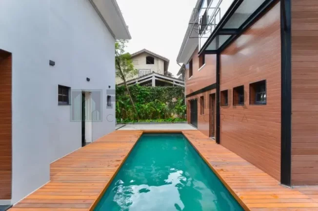 Imagem Luxuosa cas à venda no Jardim Europa: 4 quartos, 4 suítes, 5 salas, 6 banheiros, 8 vagas de garagem, 1.117,00m² de área. Venha conferir!