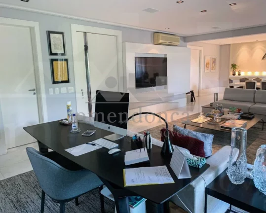 Imagem Apartamento em Higienópolis com 3 suítes e 4 vagas, 292,13m².