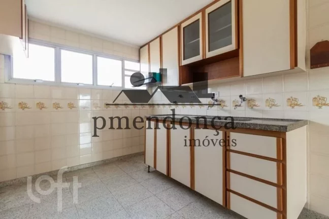 Imagem Lindo apartamento no último andar, com uma bela vista, planta espaçosa e muita luminosidade natura...