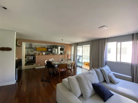 Imagem Apartamento com 3 suítes com marcenaria impecável, piso de madeira, ar condicionado e varanda gour...
