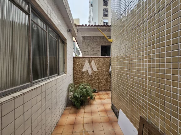 Imagem Casa com 3 Quartos e 4 banheiros à Venda na quadra da praia - Ponta da Praia - Santos/SP