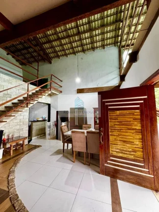 Imagem Impecável casa em condomínio no Camorim, Rio de Janeiro-RJ: 3 quartos, 3 suítes, 1 sala, 5 banheiros, 300m² de área.