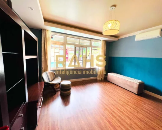 Imagem Linda casa semi-mobiliada e climatizada com 3 suítes, escritório, 2 vagas de garagem e completa á...