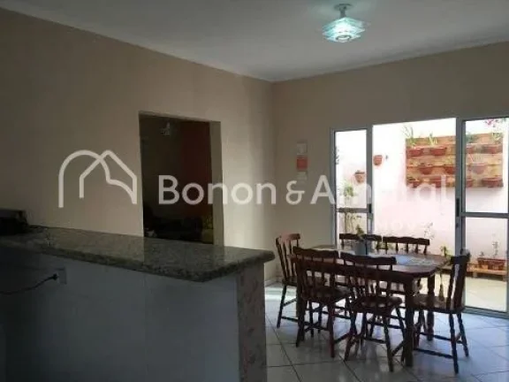 Imagem .Casa conta com sala de estar; sala de jantar com cozinha integrada; despensa; área de serviço; um...