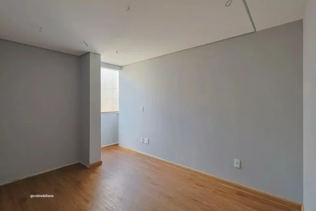 Imagem Imóvel aconchegante à venda com 4 quartos, sendo 1 suíte, e 2 banheiros no total. O condomínio f...