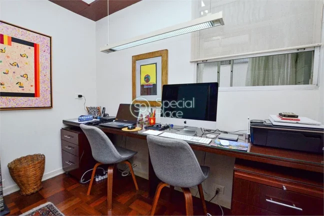 Imagem Lindo apartamento com 113m2, 2 dormitórios e 1 vaga na garagem. Living para dois ambientes, piso em...