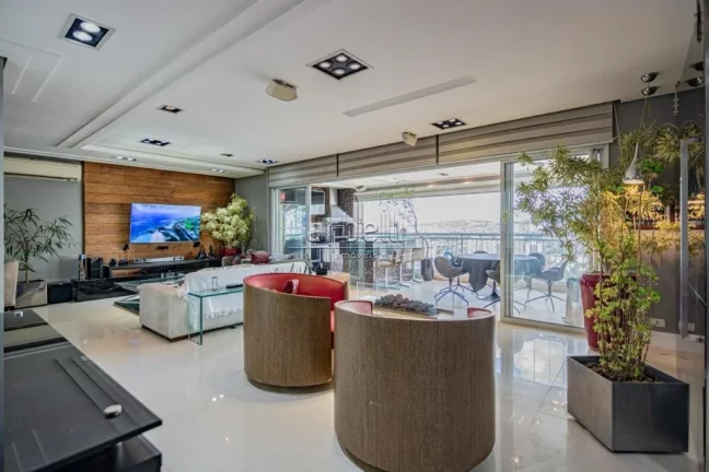 Imagem Apartamento com 206 M², 4 dormitórios sendo 3 suítes com varanda na suíte do casal, elevador soc...