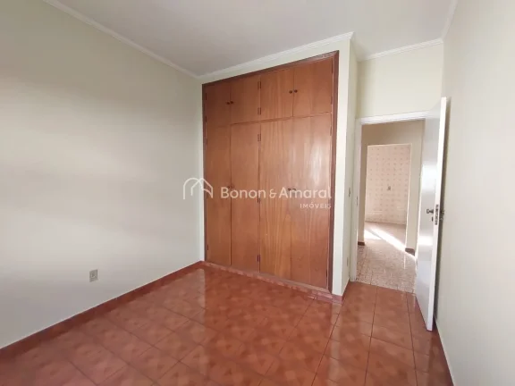 Imagem Casa da frente com 2 dormitórios com armários embutidos, banheiro social, sala com varanda integra...