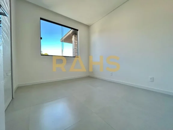 Imagem Linda casa recém construída com 1 suíte e 2 quartos, sacada com churrasqueira e 2 vagas de garage...