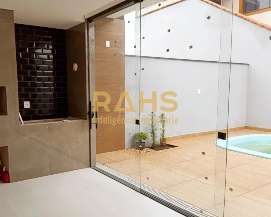 Imagem Sobrado Geminado Novo com ótimo padrão de acabamento e piscina instalada no bairro Iririú. Em ót...