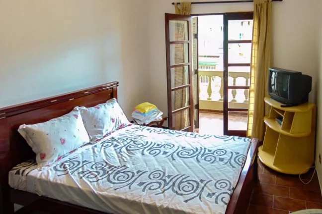 Imagem Praia do Guaiúba - Casa com 04 dormitórios - Piscina e churrasqueira - Vaga para 06 automóveis.