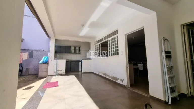 Imagem Casa com 6 Dormitórios no Bairro Fabrício - em Uberaba