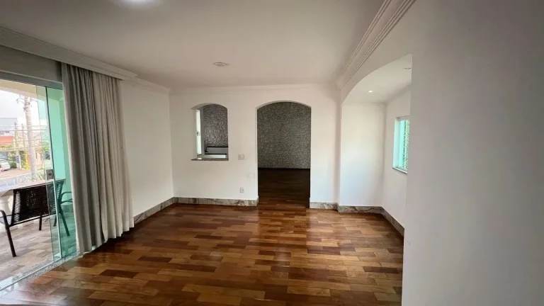 Imagem Casa Comercial para Locação no Jardim Santa Rosália, Sorocaba-SP: 2 Quartos, 2 Suítes, 2 Salas, 3 Banheiros, 300m².