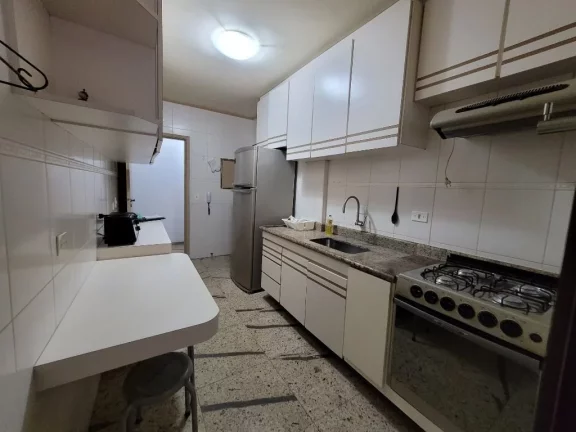 Imagem PITANGUEIRAS - LOCAL NOBRE, APTO COM PISO EM EM GRANITO, EXCELENTE APTO REFORMADO E SUPER ESPAÇOSO, 120 M² ÚTEIS, 02 VAGAS DE GARAGEM, SERV. DE PRAIA