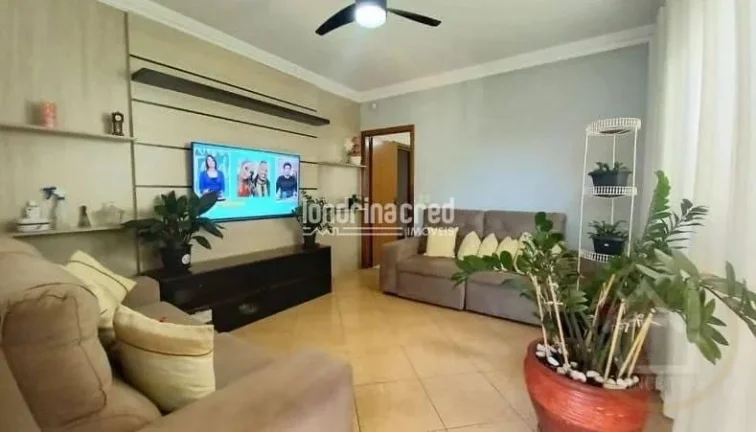Imagem CASA NO JARDIM MONTE SINAI COM 03 QUARTOS SENDO 01 SUITE 02 BANHEIROS 4 VAGAS DE GARAGEM.