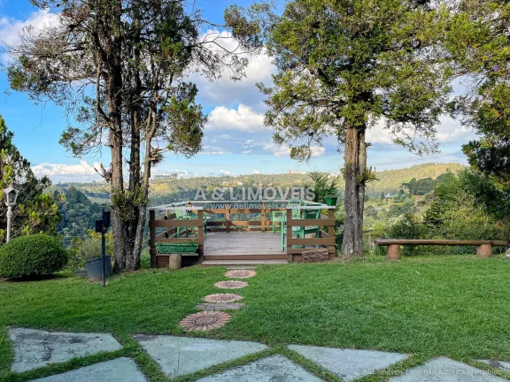 Imagem Casa à Venda em Campos do Jordão | 5 Dorms., Lareira e Deck Panorâmico