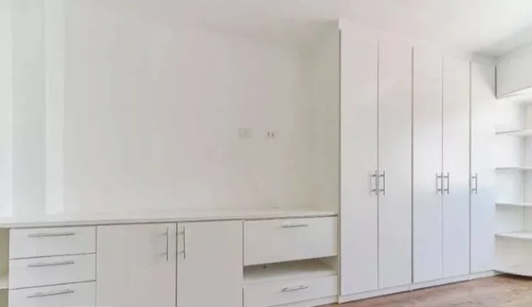 Imagem Kit a duas quadras do metr...ocirc; Santos/Imigrantes linha verde. Localizado na Rua Vergueiro, poss...