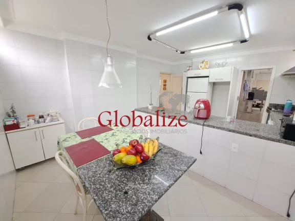 Imagem Apartamento à venda com 345m², 3 dormitórios, 2 suítes, closet, 2 vagas, dependência, quadra da praia por R$ 1.600.000,00 no Gonzaga em Santos