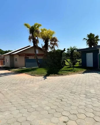 Imagem Casa na praia Mobiliada em condomínio com 2 dormitórios sendo 1 suíte e 1 vaga em Barra Velha - SC