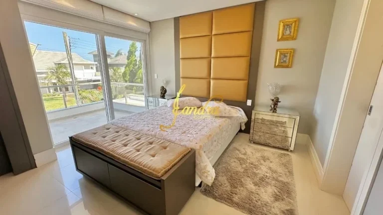 Imagem Sobrado em condomínio fechado 04 suítes com 305m² de área construída