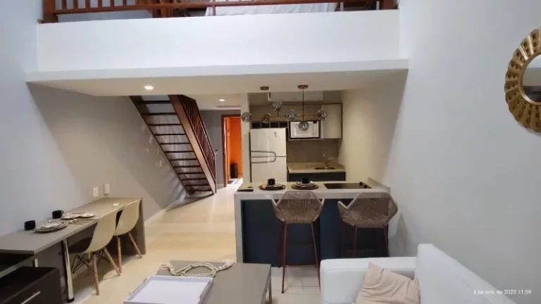 Imagem A 5ª Avenida Imóveis selecionou esse apartamento de 1/4 Sala Duplex no BAHIA LODGE, ancorado no melhor ponto do Rio Vermelho, debruçado sobre o mar: