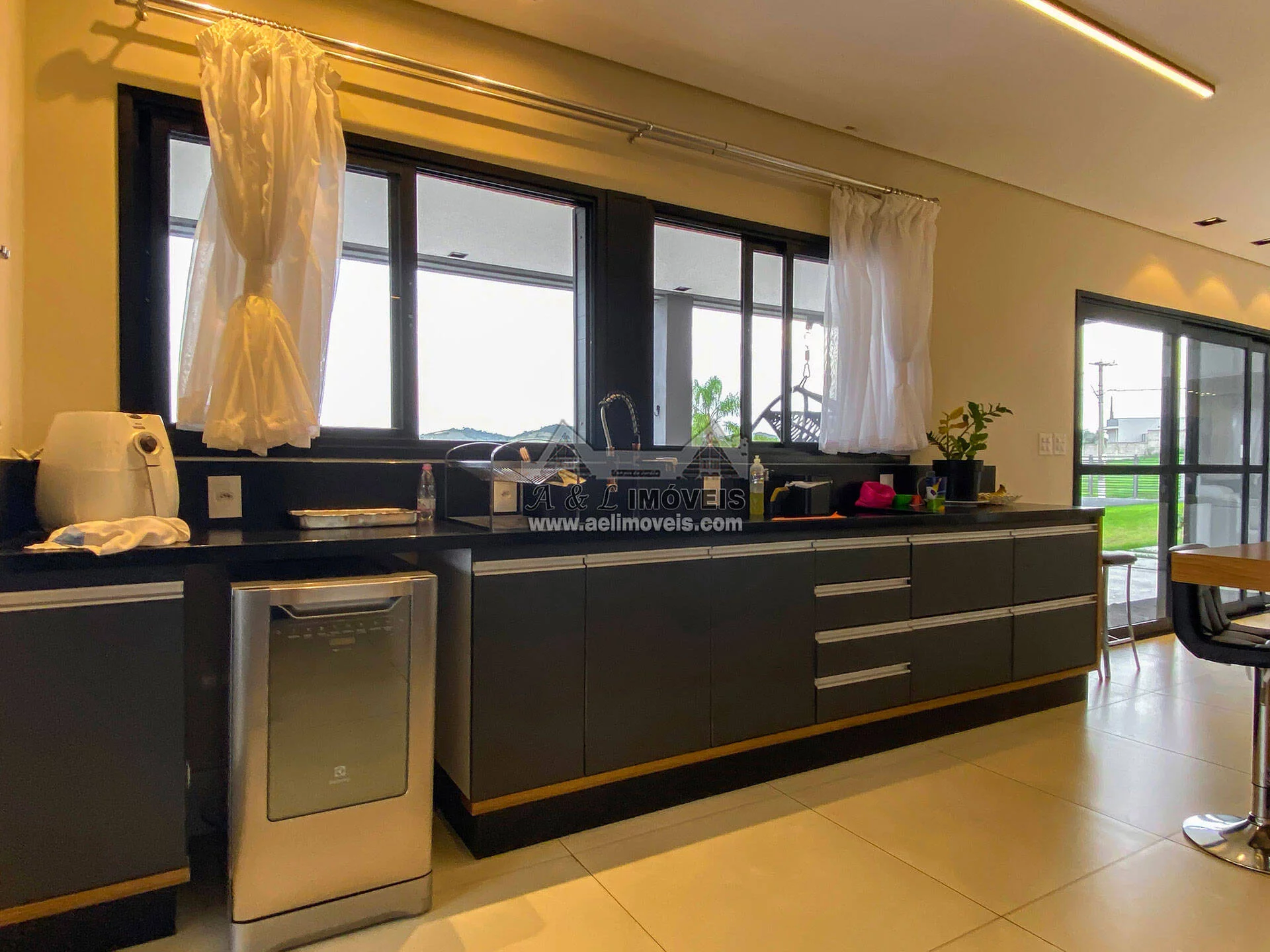 Imagem Casa à venda em Taubaté – Em condomínio com 05 suítes e piscina