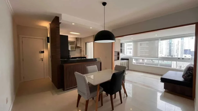 Imagem Apartamento com 2 dormitórios sendo 1 suíte e 2 vagas de garagem no Centro de Balneário Camboriú/SC