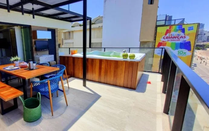 Imagem A 5ª Avenida Imóveis selecionou este charmoso apartamento revertido para 2/4 c/ Terraço, jacuzzi vista deslumbrante para o mar da Barra e do Carnaval: