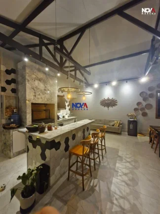 Imagem Conheça esta deslumbrante casa triplex, com 280m de área privativa, localizada no condomínio no R...