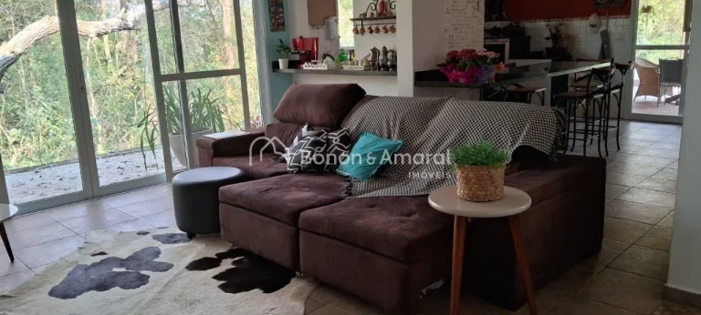 Imagem Essa belíssima residência une o estilo rústico ao moderno em perfeita harmonia, cercada pela natu...