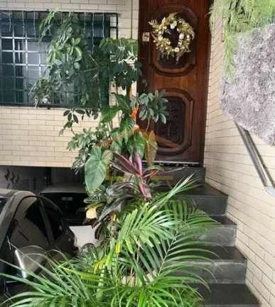 Imagem Sobrado em excelente estado, com 3 dormitórios (todos com armários, ar-condicionado e ventiladores...