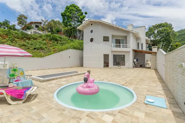 Imagem Casa com 4 dormitórios sendo 2 suítes e 2 vagas de garagem no Bairro Nações em Balneário Camboriú