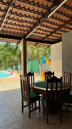 Imagem Chácara à venda em Jundiaí-SP, bairro Ivoturucaia: 2 quartos, 1 suíte, 1 sala, 2 banheiros, 259m². Aproveite essa oportunidade!