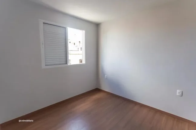Imagem Imóvel aconchegante à venda com 3 quartos, sendo 1 suíte, e 2 banheiros no total. O condomínio f...