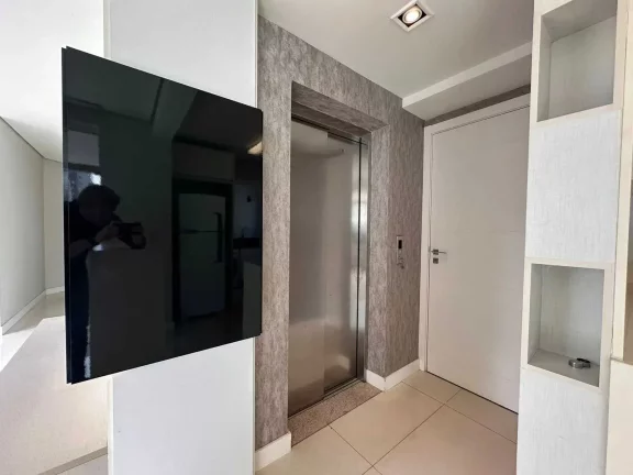 Imagem Apartamento com 3 dormitórios sendo 1 suíte e 1 vaga de garagem na Meia Praia, Itapema/SC