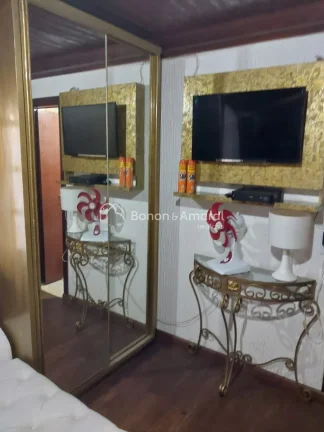 Imagem Esta encantadora casa de madeira oferece um ambiente acolhedor e confortável, perfeita para a famí...